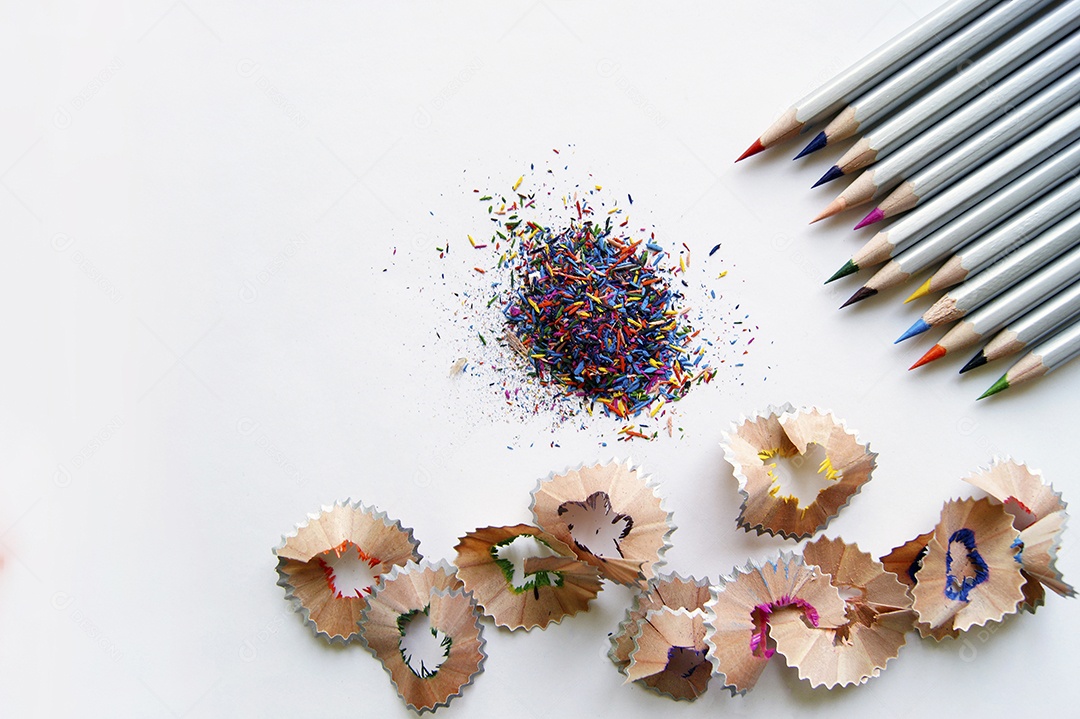 Lápis de colorir pontas de casca de madeira em fundo isolado claro