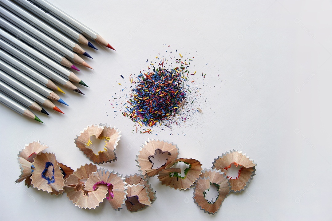 Lápis de colorir  casca de madeira do lápis apontado e pontas em fundo isolado claro