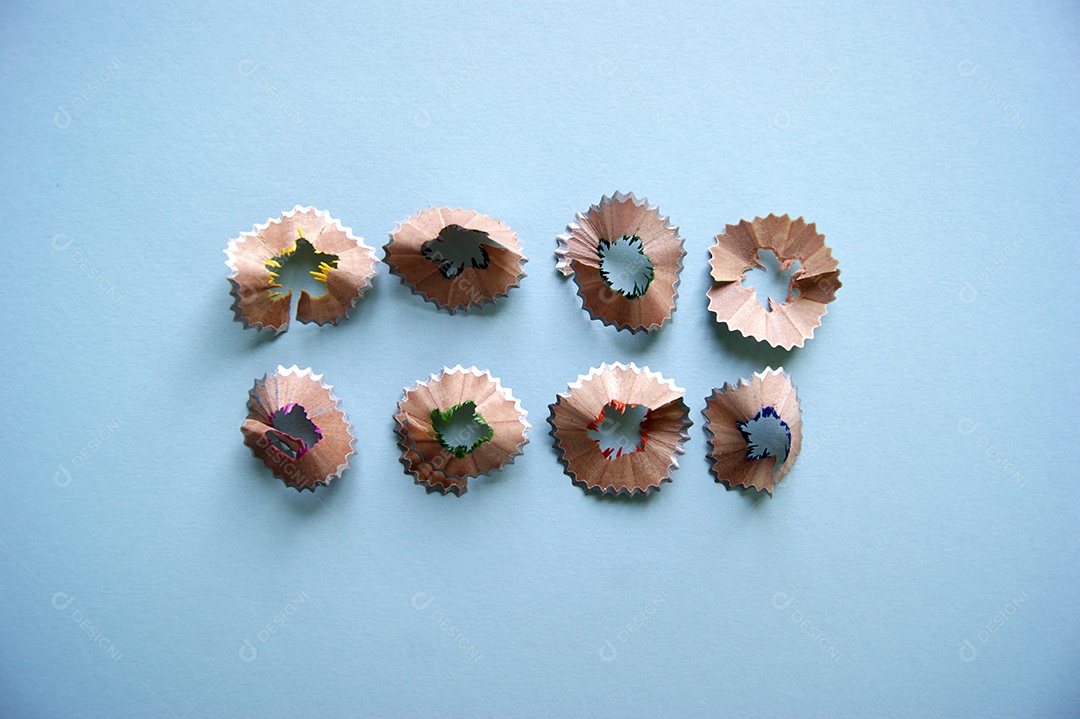 Casca de madeira de lápis sobre fundo azul