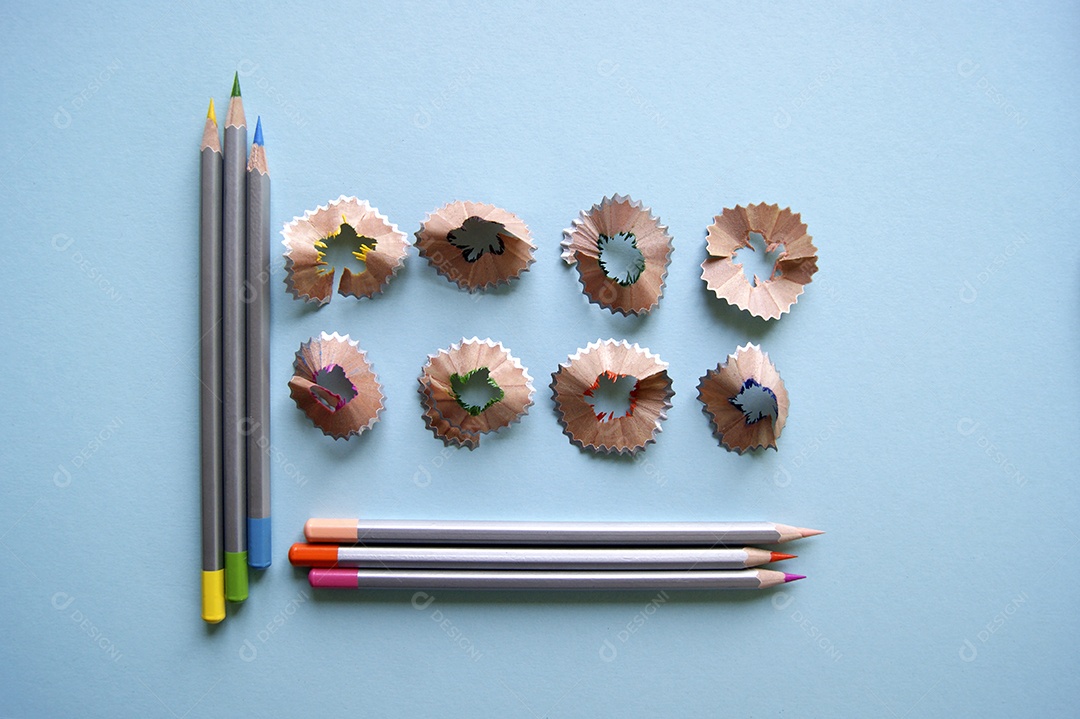 Lápis de colorir e cascas de lápis em fundo isolado azul claro