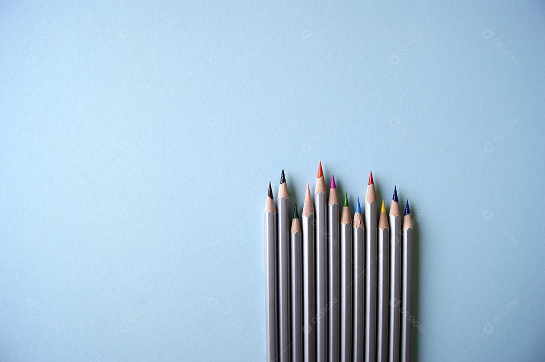 Lápis de colorir em fundo isolado azul claro