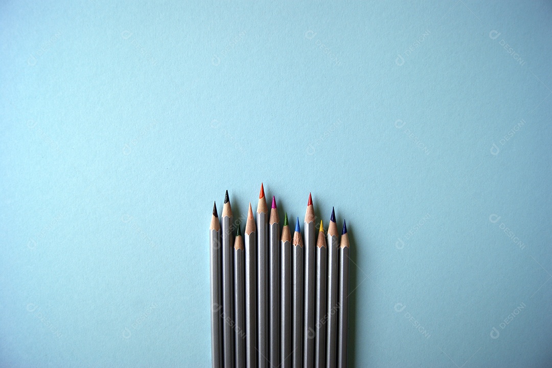 Lápis de colorir em fundo isolado azul claro