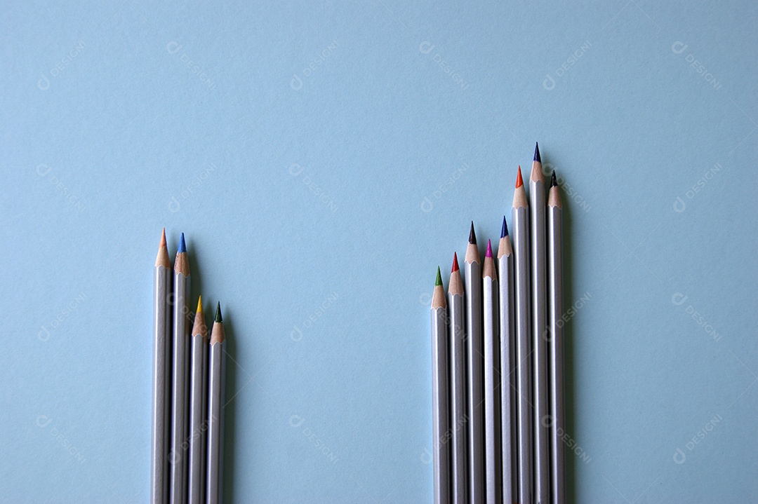 Lápis de colorir sobre fundo azul claro