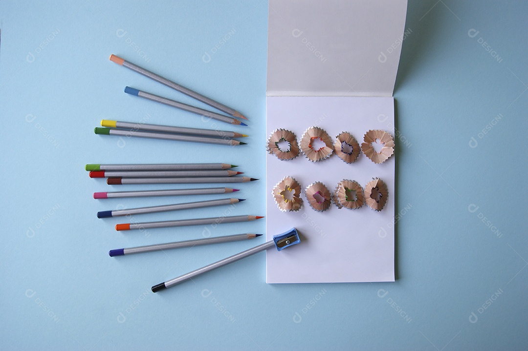 Lápis de colorir apontador e caderno com casca de lápis