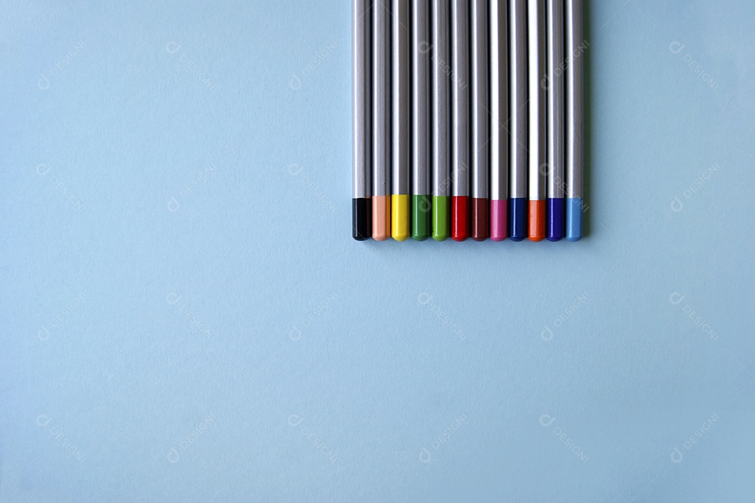Lápis de colorir em fundo isolado azul claro