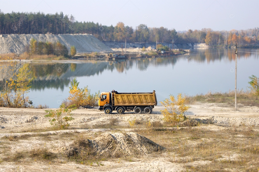 Um caminhão está passando por uma caixa de areia