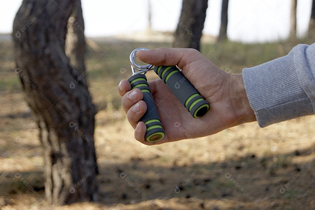 Homem com expansor na mão