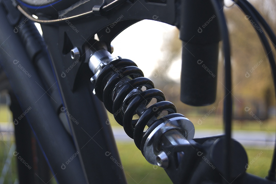 A moderna mountain bike preta com duas suspensão.