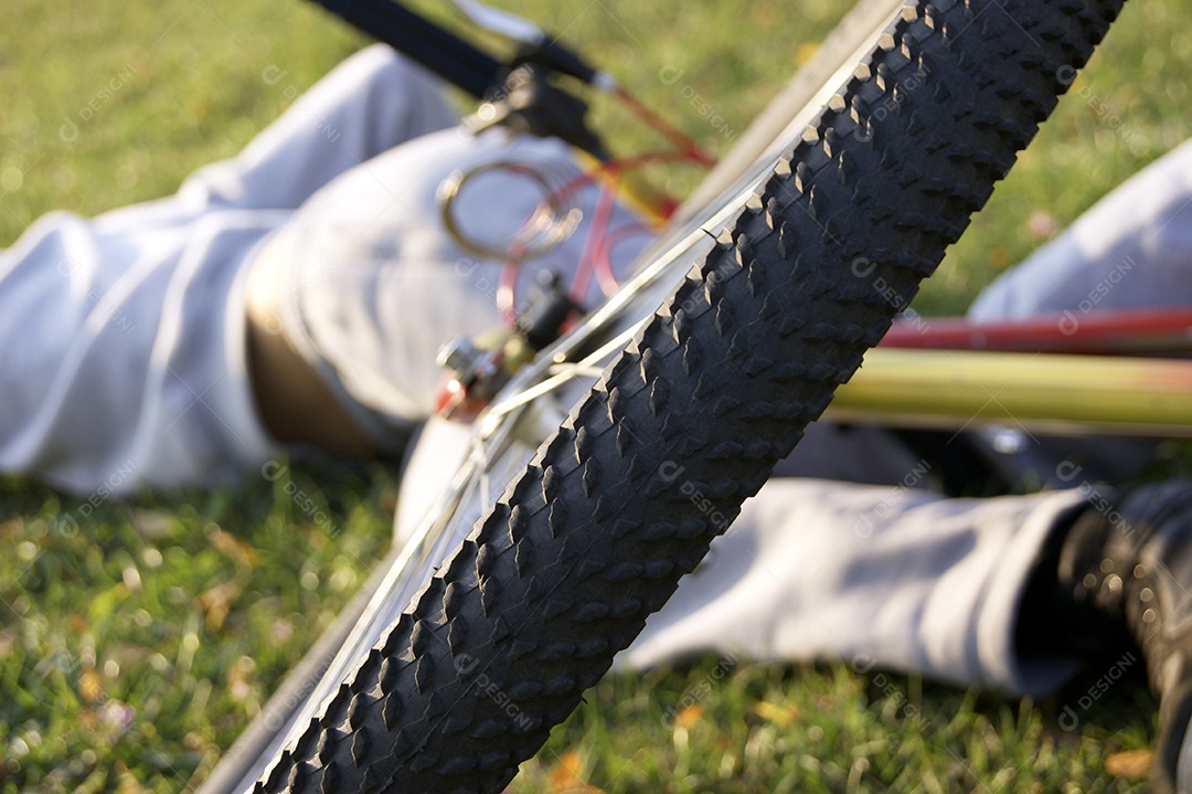 Homem caiu da bicicleta no parque