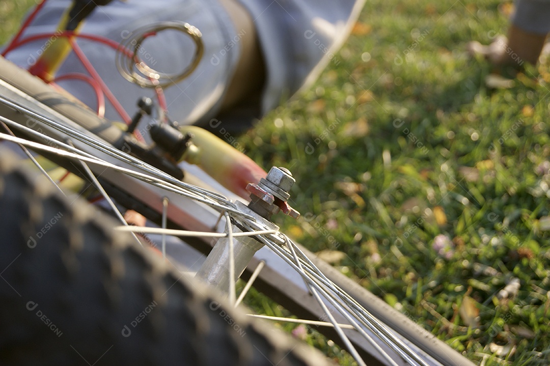 homem caiu da bicicleta no parque