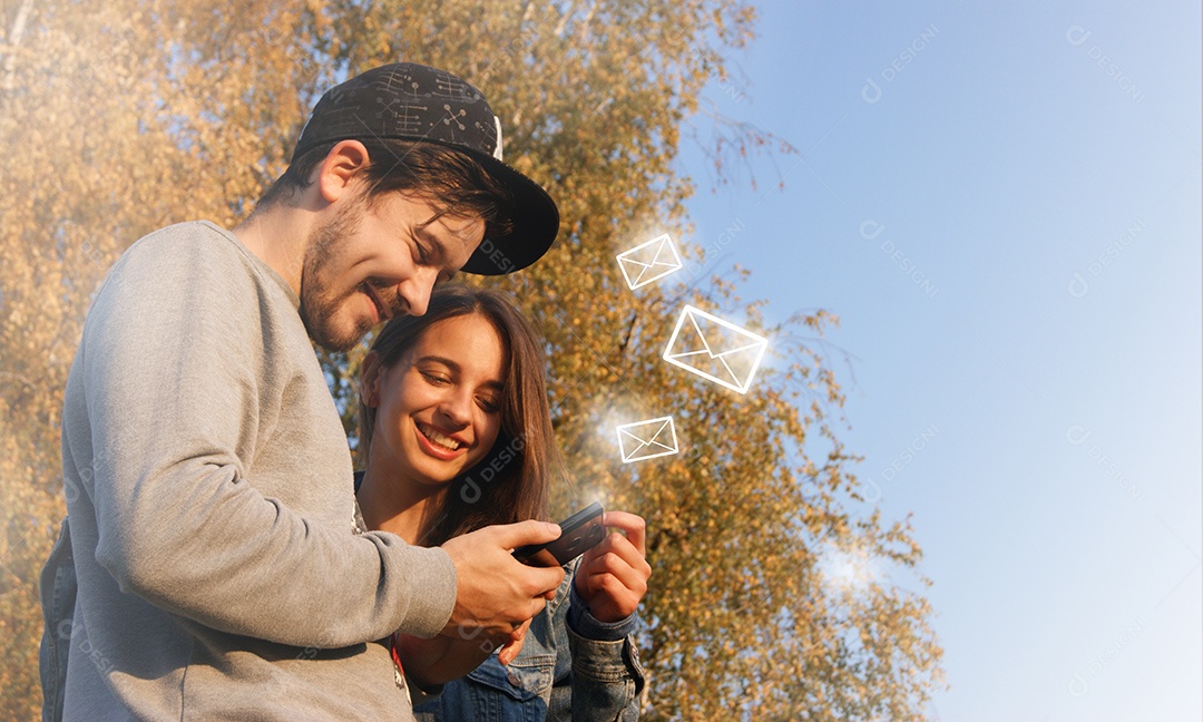 Casal conectados ao celular felizes