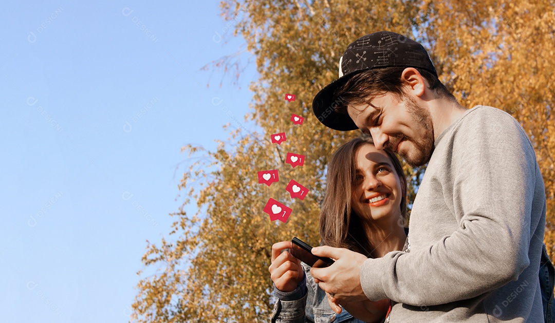 Lindo casal sorridentes em fundo de árvores no outono