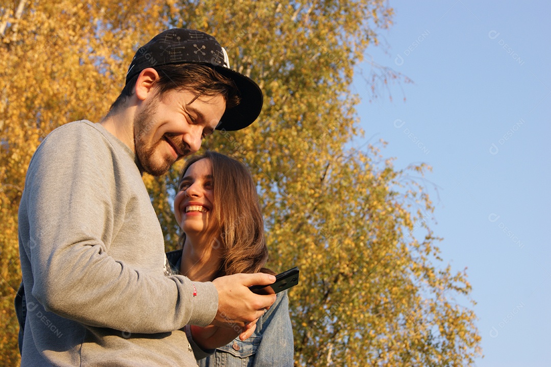 Lindo casal feliz ao ar livre