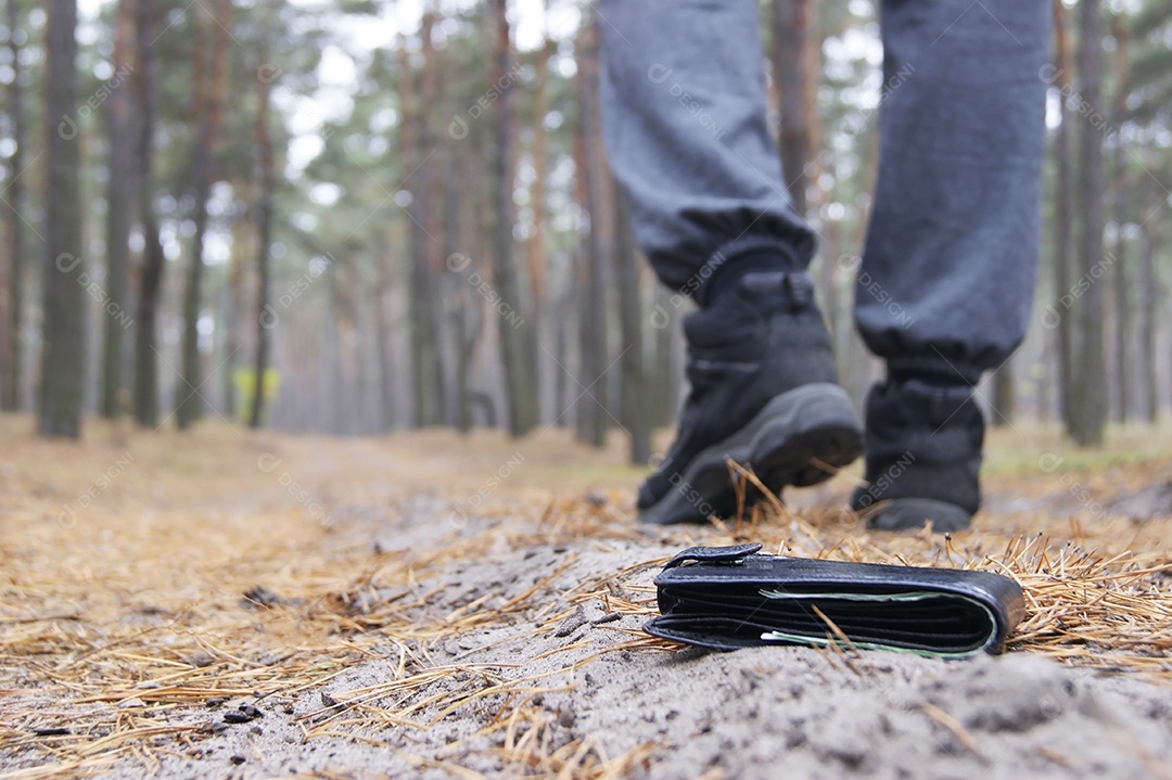 Homem deixa cair sua carteira com dinheiro