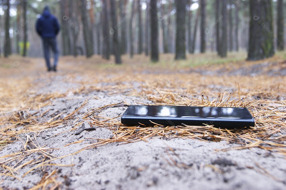 Homem deixa celular cai na floresta