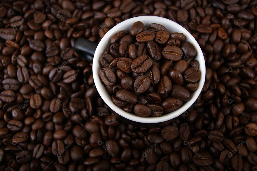 Uma xícara cheia de grãos mistura de diferentes tipos de grãos de café