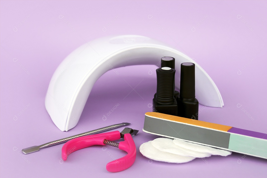 Equipamentos de manutenção de unhas sobre fundo lilás