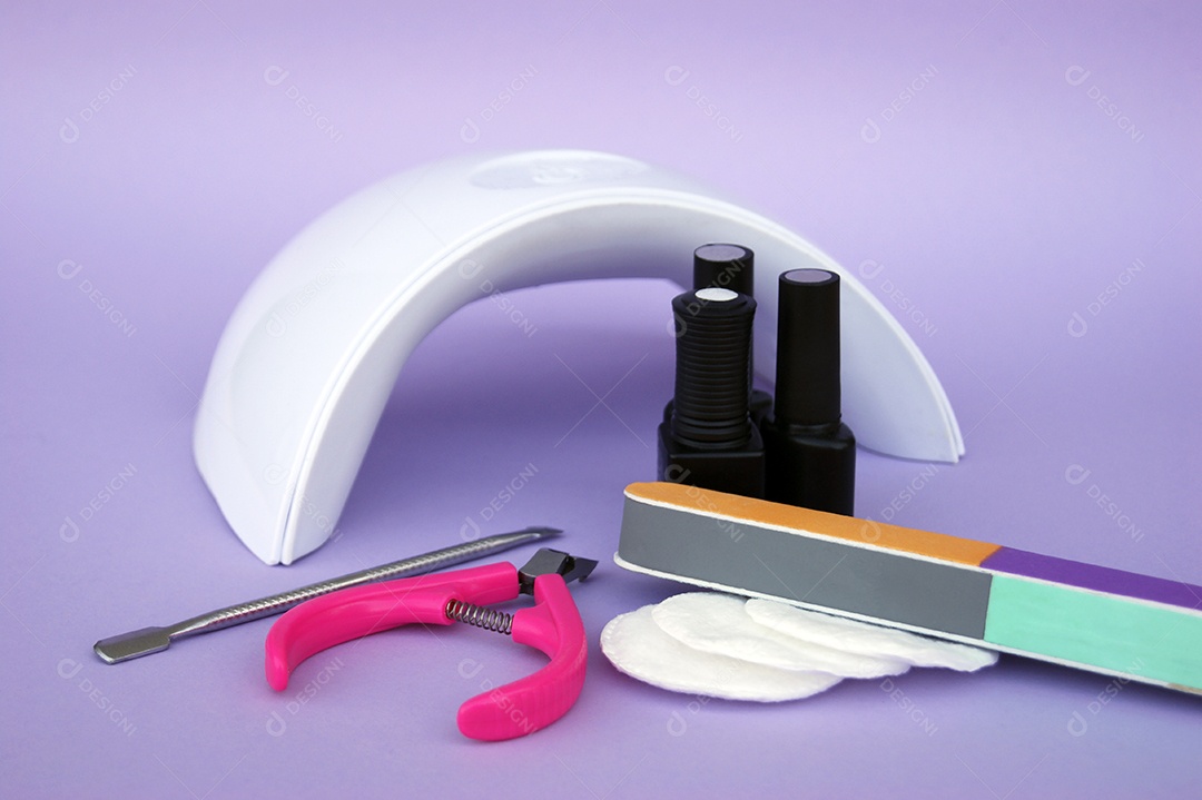 Equipamentos de manutenção de unhas sobre fundo lilás