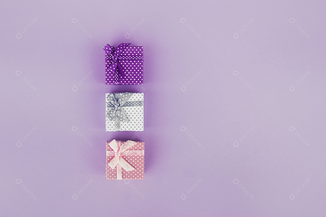 Caixas de presente sobre fundo lilás