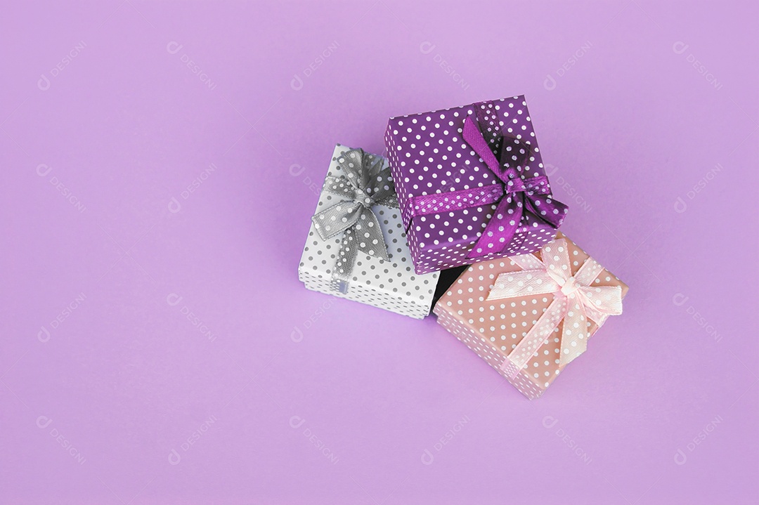 Três caixa de presente sobre fundo lilás