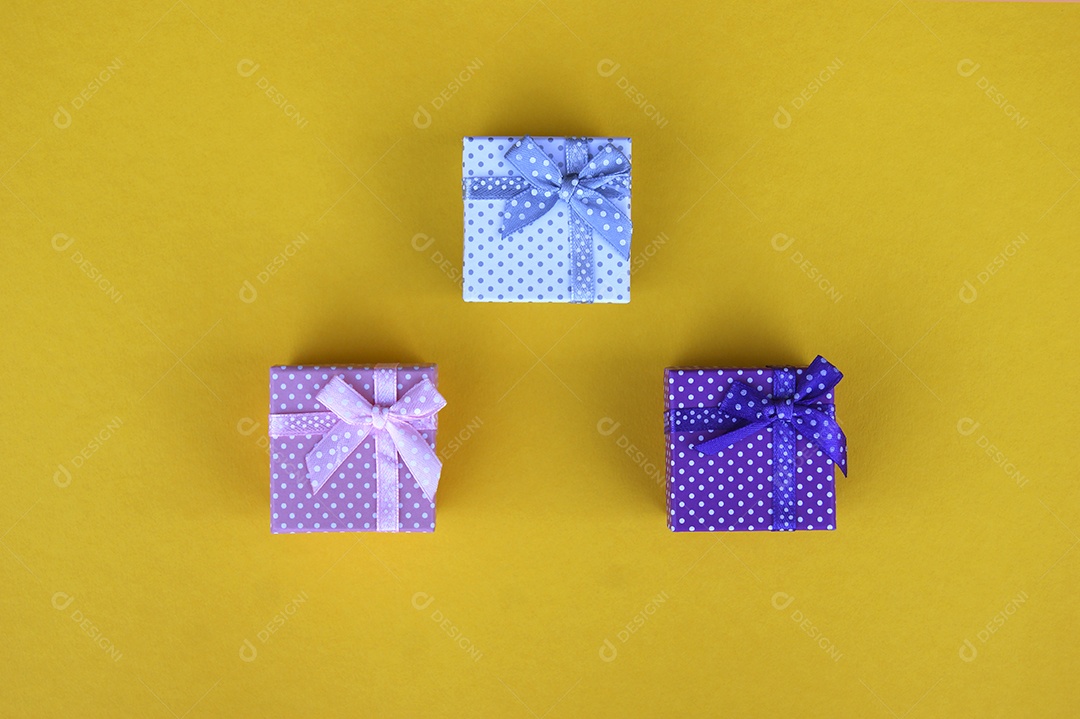 Três presentes em um fundo amarelo