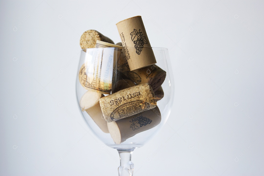 Muitas tampas de garrafas de diferentes produtores de vinho