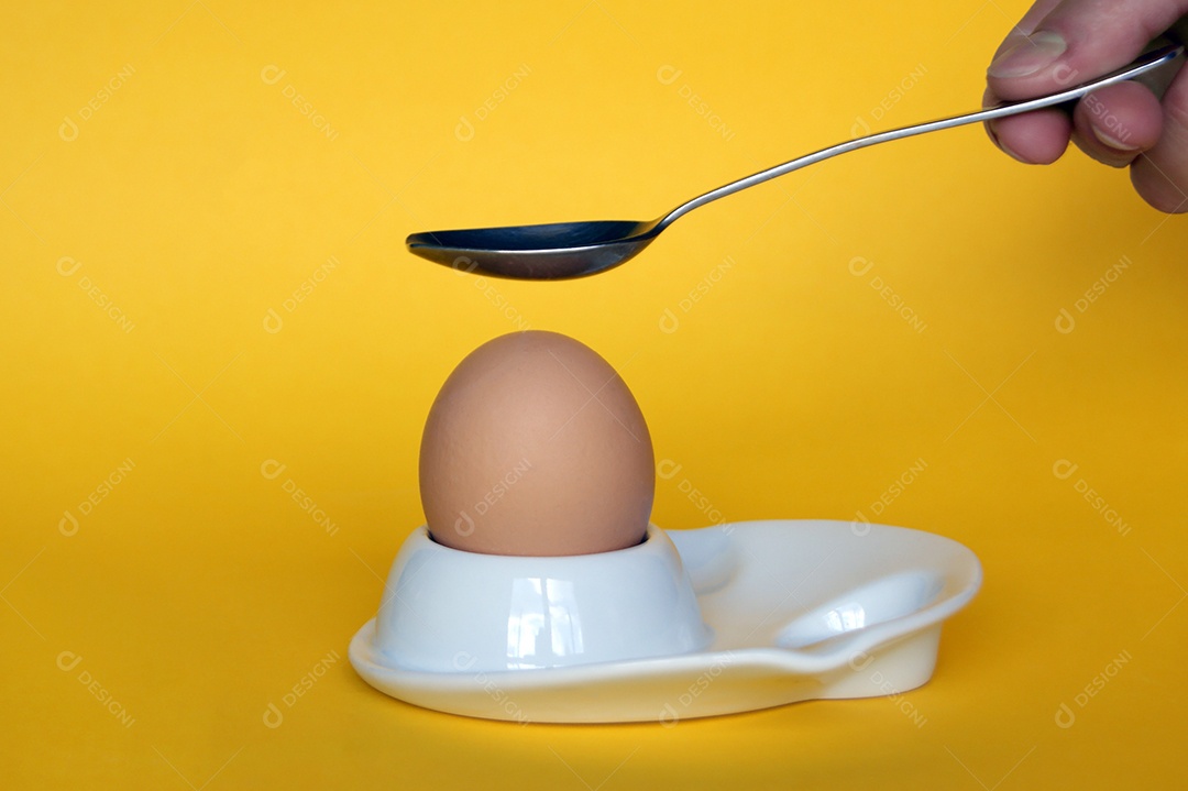 Ovo marrom no fundo amarelo