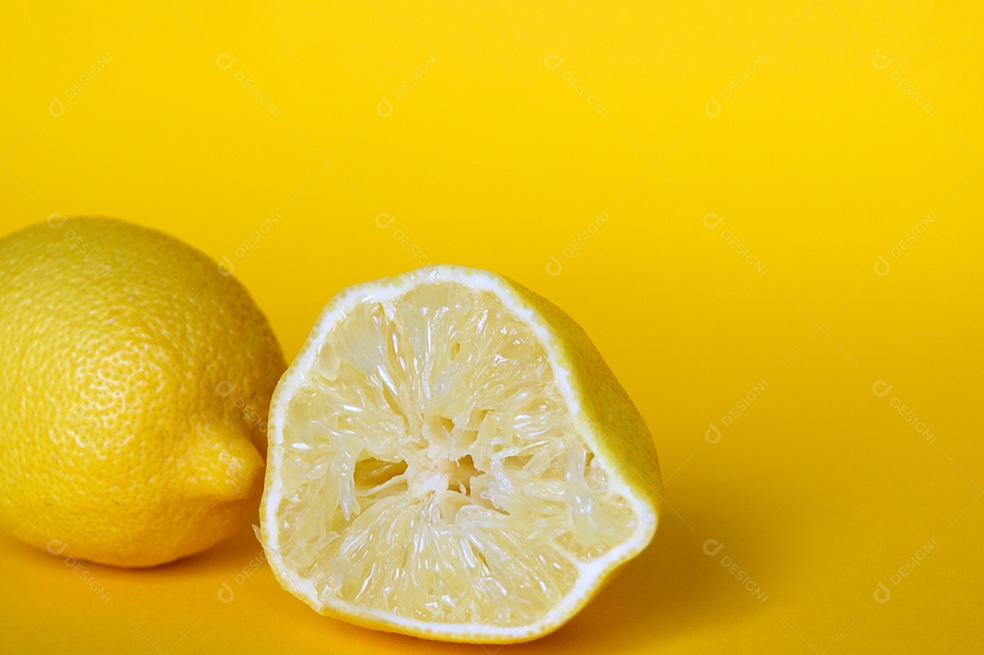 Limões amarelos frescos sobre fundo amarelo