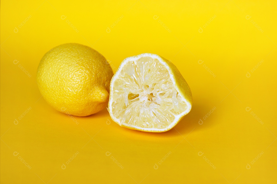 Limões frescos isolados em um fundo amarelo