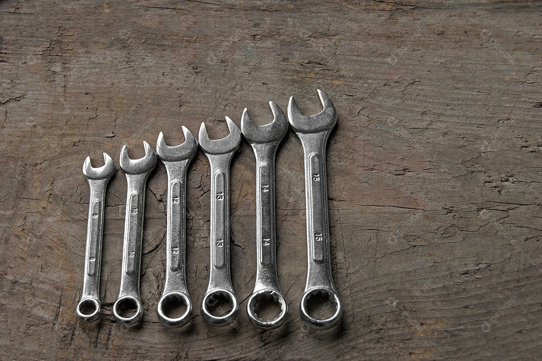 Conjunto de ferramentas em fundo de madeira