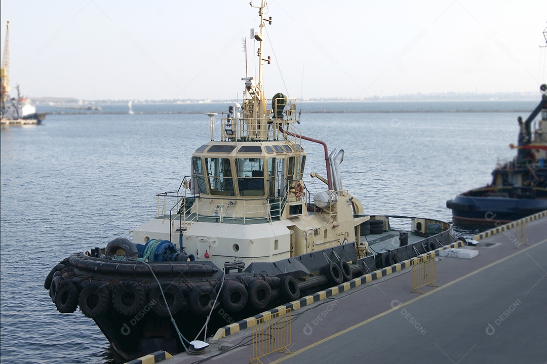 Rebocador atracado na marina cais marítimo