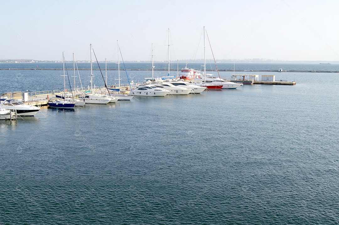O cais do porto com iates atracados