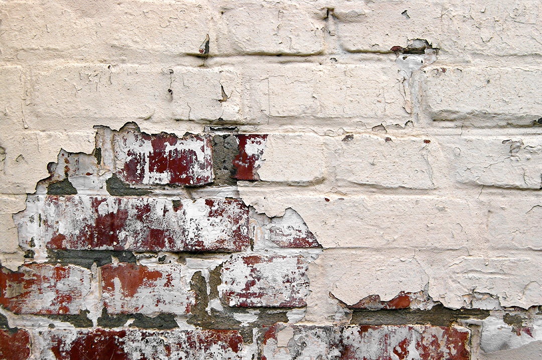 Parede de tijolo vermelho Grunge velho com gesso branco descascado