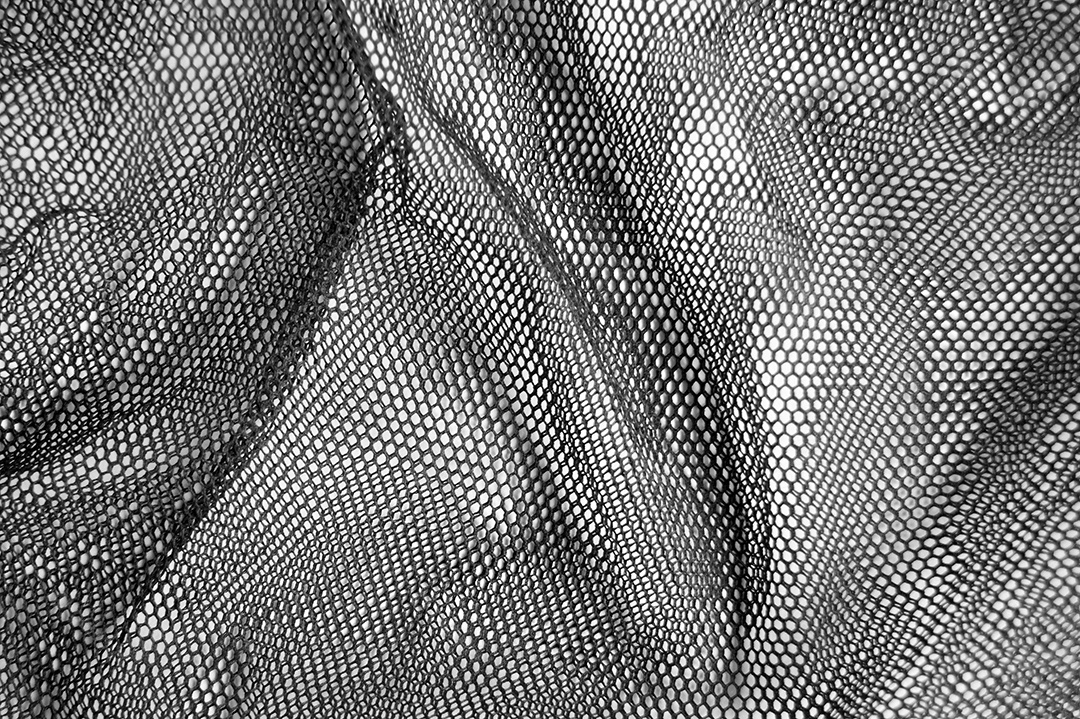 Tecido de malha preta com malha fina