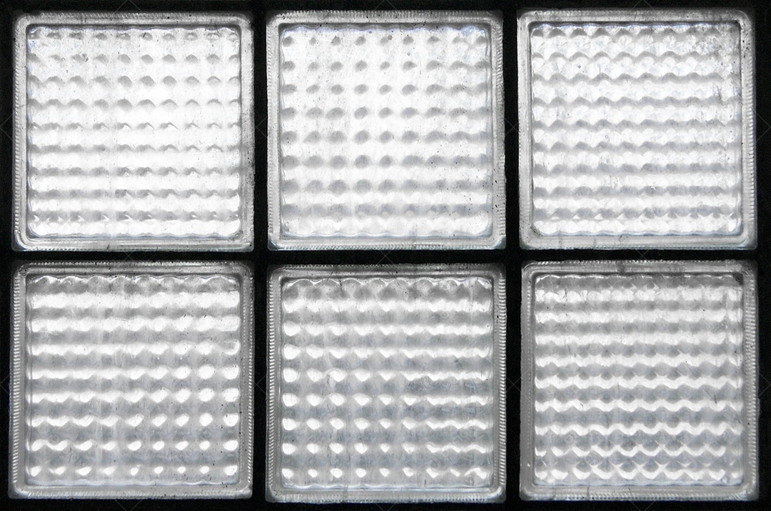 Superfícies sujam a parede do bloco de vidro