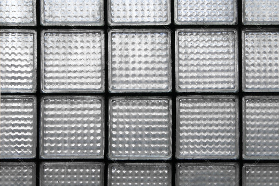 Superfícies sujam a parede do bloco de vidro