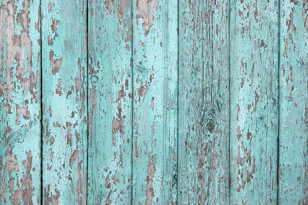 Tinta rachada em velhas pranchas de madeira azul clara