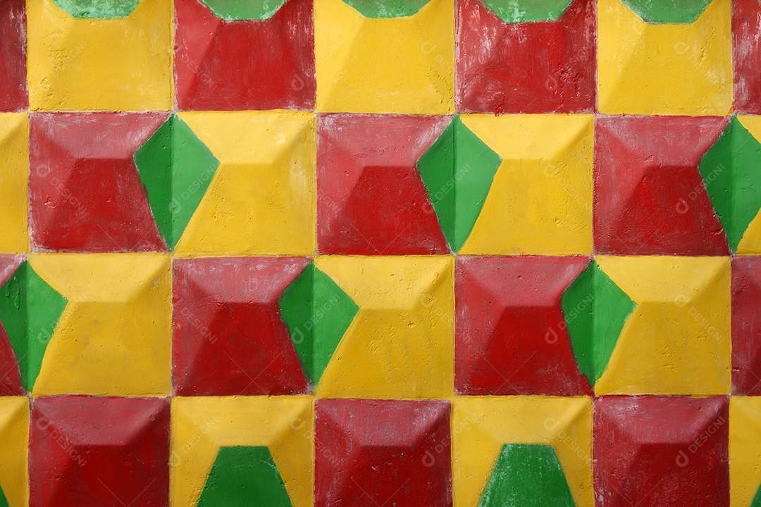 Um muro de concreto multicolorido com figuras volumétricas