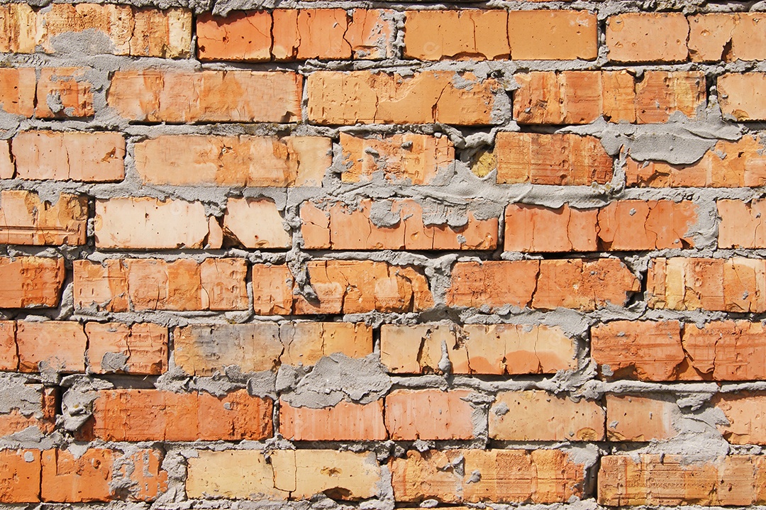 Parede de tijolos vermelhos com cimento sem reboco