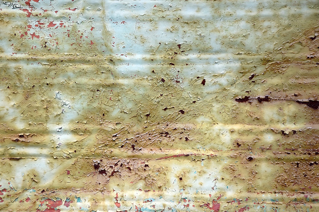 Metal de ferrugem verde deteriorado fundo largo de folha amassada