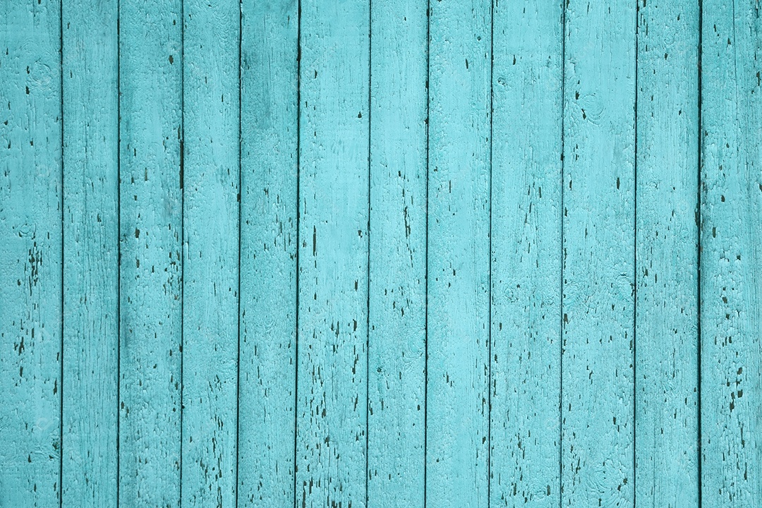 Parede de madeira pintada de azul claro