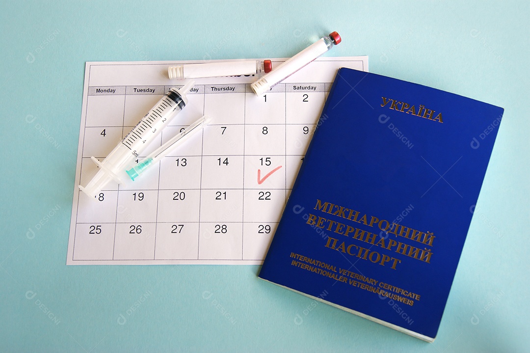 Calendário com seringas tubos coletor em cima e passaporte sobre fundo azul