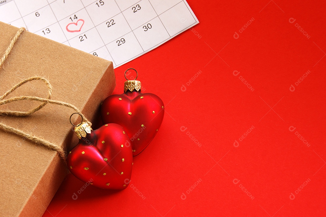 Calendário marcado por dia 14 e caixas de presente e corações dia dos namorados