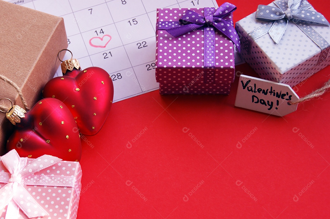 Calendário e presentes com corações e etiquetas para dia dos namorados