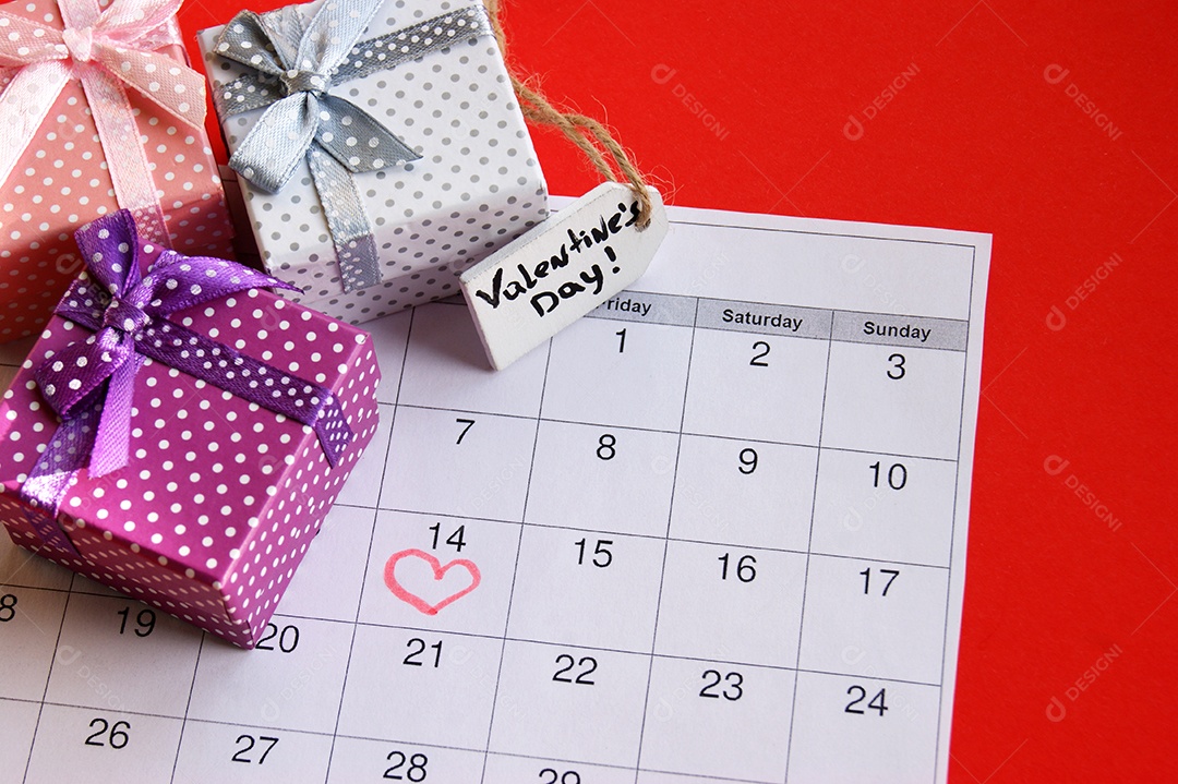 Calendário marcado por dia 14 e caixas de presente com etiqueta dia dos namorados
