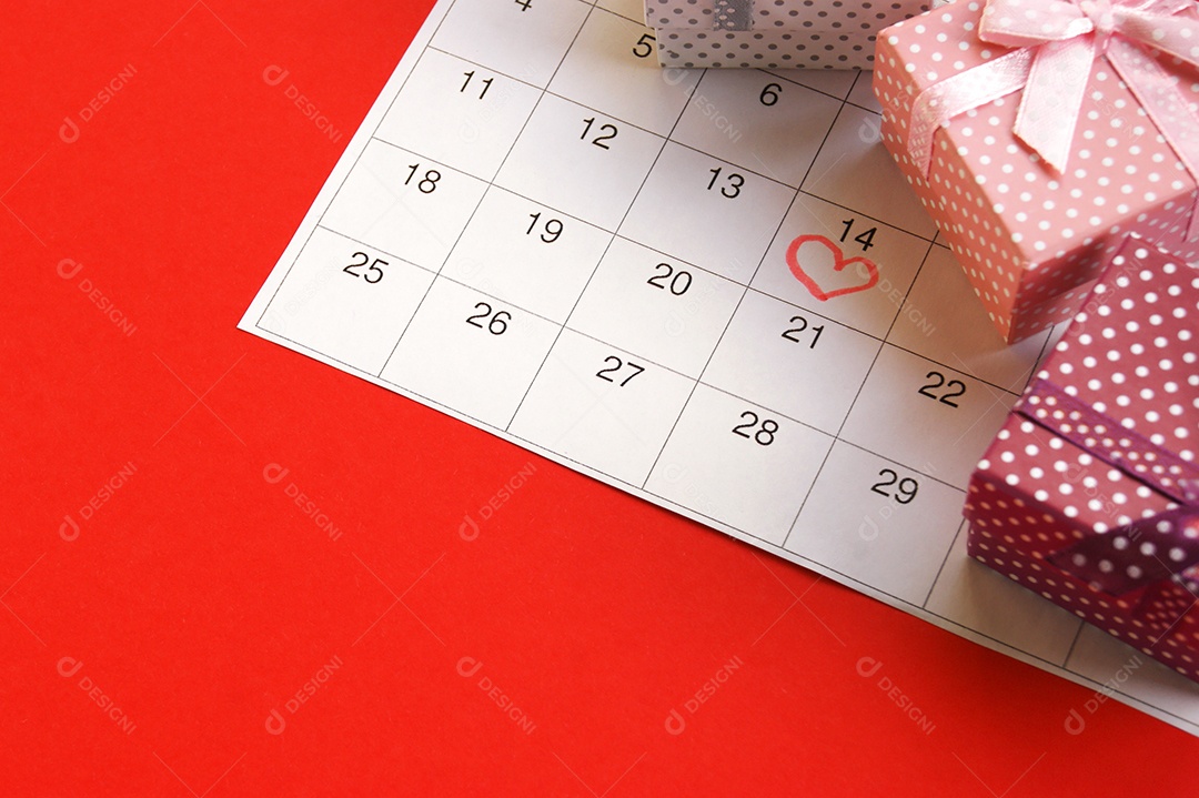 Calendário marcado por dia 14 e caixas de presente para dia dos namorado
