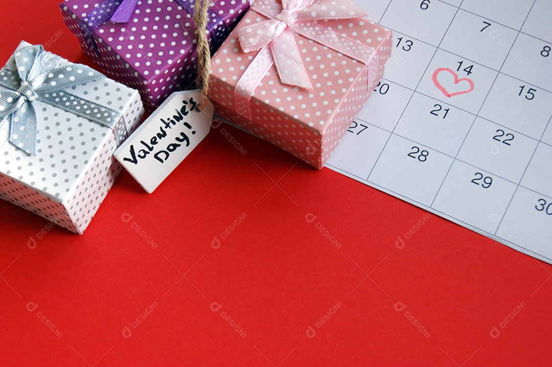 Calendário marcado por dia 14 e caixas de presente com etiqueta dia dos namorados
