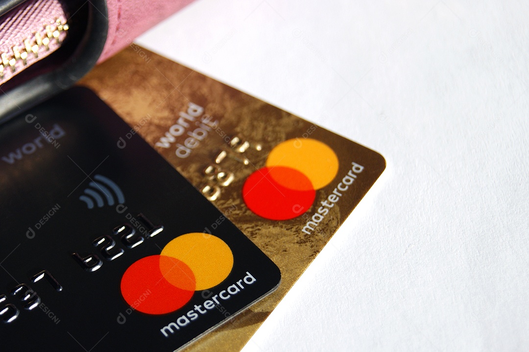 Cartões de crédito e carteira ao lado