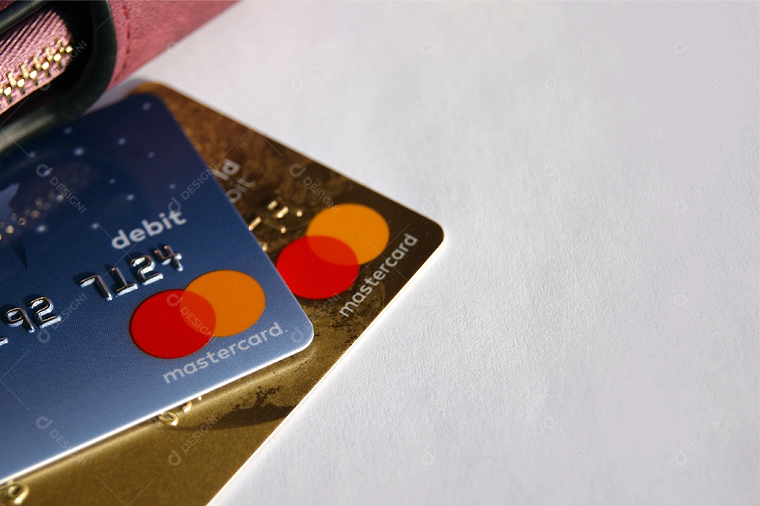 Cartões de crédito e ao lado carteira feminina