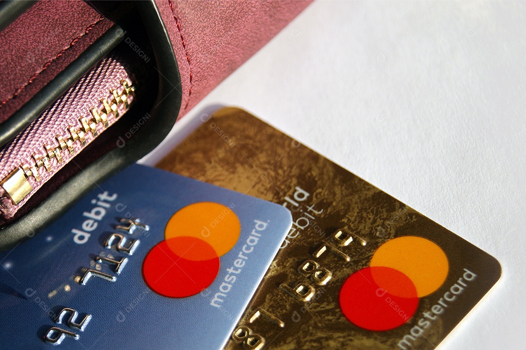 Carteira feminina com cartões ao lado